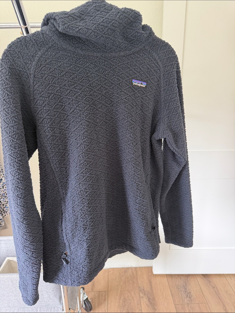 Patagonia Women’s Dark Blue Turtleneck Fleece pull over Sweatshirt.